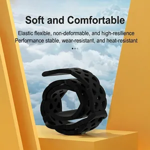 Correa deportiva de silicona negra perforada para Apple Watch sobre base geométrica amarilla