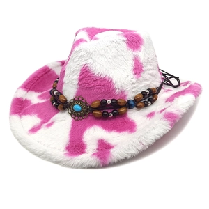Détail d'un chapeau de cow-boy rose à imprimé vache avec perles et turquoise
