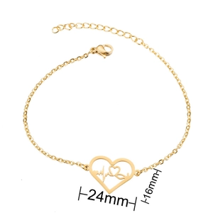 Detail of heart-shaped EKG charm bracelet in gold-plated steel with 24x16mm dimensions
