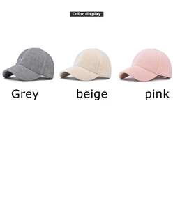 Détails des casquettes de baseball en polaire grise, beige et rose en texture de laine