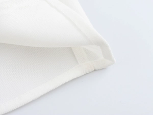 Dettaglio ravvicinato del tessuto bianco con trama a rete e cuciture di alta qualità