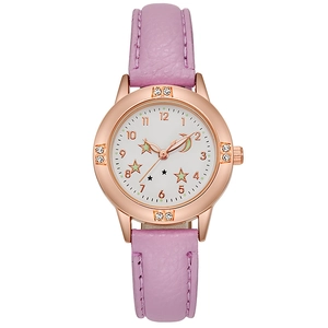 Montre lumineuse en or rose avec bracelet cuir rose, cadran lune étoilée et diamants