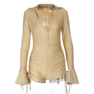 Dettaglio del tessuto scintillante con coulisse laterale arricciata sul body a maniche lunghe