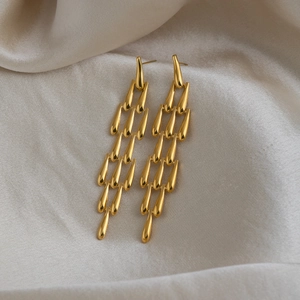 Élégantes boucles d'oreilles longues à pampilles dorées avec design goutte d'eau