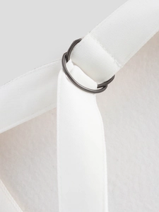 Détail de la sangle en tissu blanc avec boucle en métal gris foncé mat de haute qualité