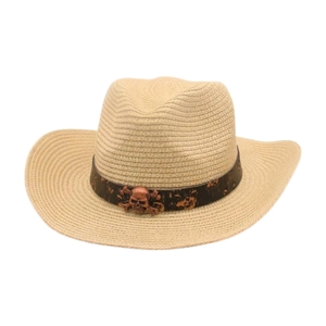 Vista detallada del sombrero de vaquero de paja tejida con emblema de calavera cobre