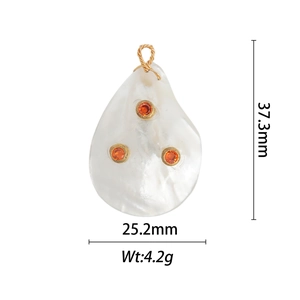 Dettaglio del ciondolo Occhio del Male con misure 37,3mm x 25,2mm e peso di 4,2g