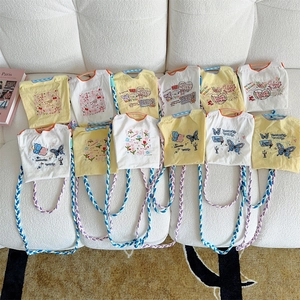 Vue à plat de 12 mini sacs en tissu oxford brodés aux motifs floraux de tulipes