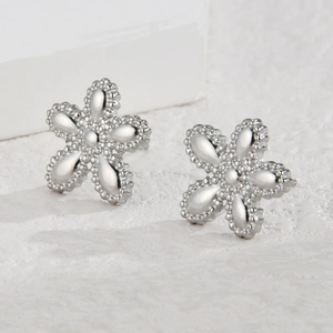 Boucles d'oreilles fleurs argentées élégantes avec texture perlée pour femmes