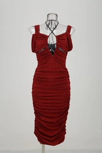 Détail de la robe moulante rouge froncée avec dos nu et texture en tissu scintillant