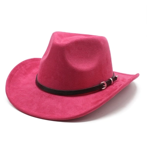 Détail du chapeau de cowboy magenta avec ceinture en cuir noir et boucle en métal argenté