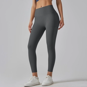 Detail van antracietkleurige yoga leggings met hoge taille en ergonomische naden