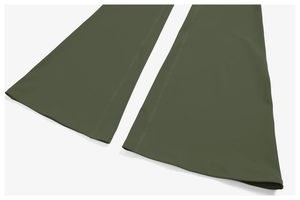 Détail du pantalon de yoga évasé vert armée montrant les coutures et la texture du tissu