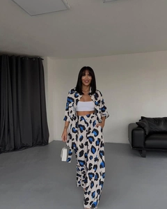 Vue détaillée de l'ensemble léopard pour femme avec chemise longue et pantalon large chic