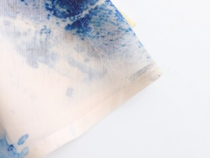 Λεπτομερής κοντινή λήψη του υφάσματος tie-dye και των ακριβών ραφών στο στρίφωμα