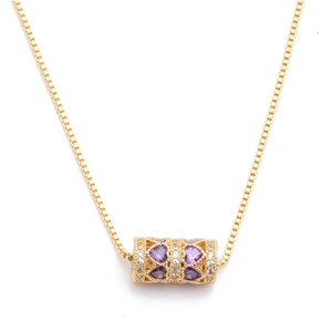Collier en chaîne dorée avec pendentif cylindrique orné de zircons violets en cœur