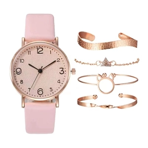 Ensemble montre quartz en cuir rose et 4 bracelets or rose pour femme sur fond blanc