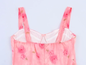 Dettaglio del retro di un abito in chiffon rosa a fiori con cerniera invisibile