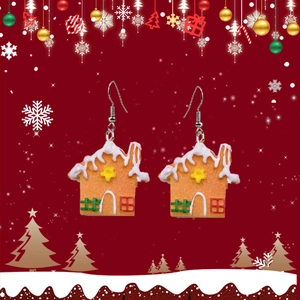 Vue détaillée des boucles d'oreilles en résine pain d'épices sur fond de Noël festif