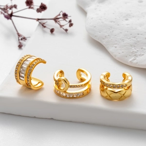 Vista dettagliata del set di 3 earcuff placcati in oro con cristalli di zircone incastonati