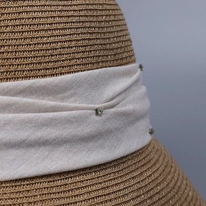 Eleganter Sonnenhut aus Stroh mit cremefarbenem Band und quadratischen Metallschnallen