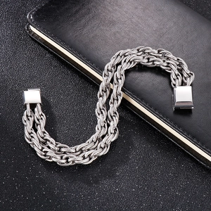 Détail d'un bracelet de motard en acier inoxydable argenté avec double chaîne texturée