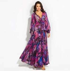 Détail d'une robe maxi à imprimé tropical avec col en V et manches lanterne élégantes