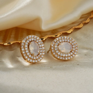 Elegante goldene ovale Ohrringe mit Opal-Zentrum und funkelnder Zirkonia-Umrandung