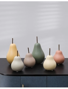 Vue détaillée de figurines poires en céramique mate aux couleurs modernes variées