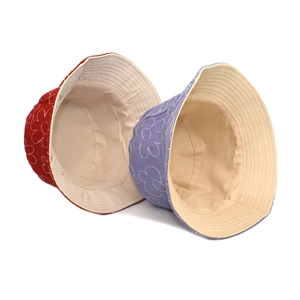 Bobs brodés en coton floral rouge foncé et violet avec doublure contrastée
