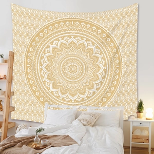 Gros plan détaillé d'une grande tapisserie mandala jaune aux motifs floraux