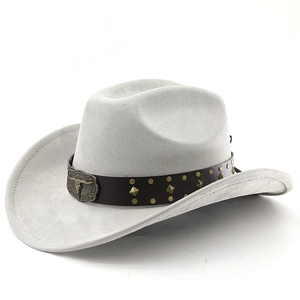 Makroaufnahme vom Cowboyhut aus Wildlederimitat mit Lederband, Nieten und Vintage-Stierkopf-Metall