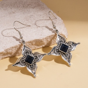 Dettaglio orecchini vintage argento con incisione floreale e gemma blu navy quadrata