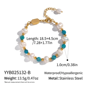 Détail du bracelet en lapis-lazuli et perles d'eau douce avec chaîne en acier inoxydable