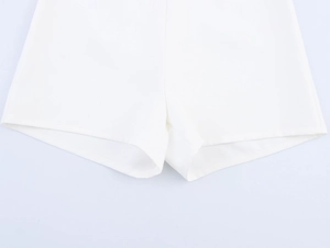Gros plan détaillé montrant les coutures de précision et le tissu du short blanc
