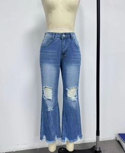 Détails du jean taille haute avec genou déchiré et ourlet effiloché à franges mode