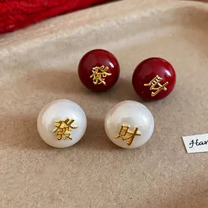Parure de boucles d'oreilles perles avec caractères chinois dorés sur fond rouge et blanc
