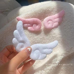 Detail von weichen Engel-Flügel Haarklammern aus Plüsch in Rosa und Weiß für Mädchen
