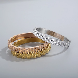 Bracelets en acier inoxydable à trois maillons en finitions argent, or et or rose