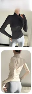 Détails de la texture côtelée et passe-pouces sur la veste de sport ajustée zippée