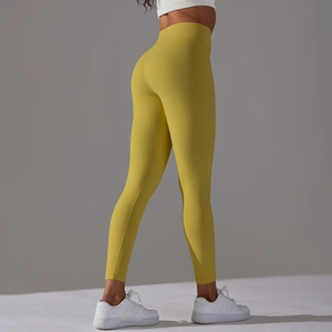 Vue latérale d'un legging de yoga jaune gingembre à taille haute avec effet galbe fessier