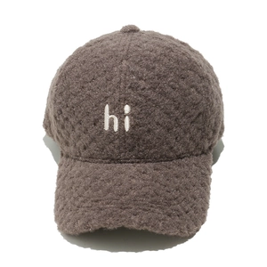 Vue détaillée de la casquette de baseball en polaire marron avec broderie hi blanche