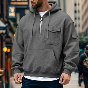 Primer plano de la sudadera gris con capucha con bolsillos funcionales y tejido de calidad