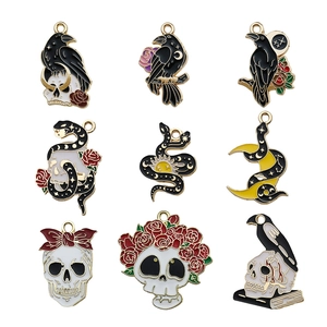 Gothik Emaille Halloween Anhänger Set mit Totenköpfen, Raben und Schlangen für DIY Schmuck