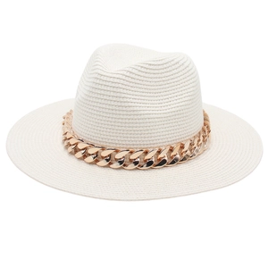 Vue détaillée d'un chapeau Panama blanc tressé avec chaîne dorée élégante