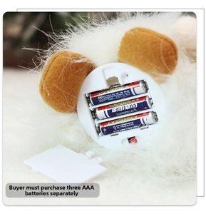 Dettaglio del vano batterie per tre pile AAA sul peluche bianco decorativo