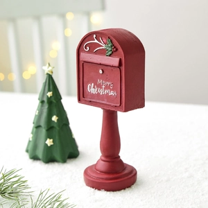 Miniature boîte aux lettres de Noël rouge en résine avec lettrage Merry Christmas et houx