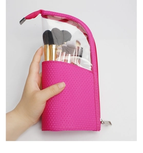 Détail de la trousse à maquillage rose avec panneau PVC transparent et fermeture éclair