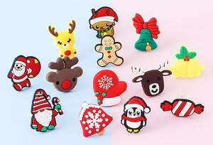 Detaillierte Sammlung von weihnachtlichen PVC-Cartoon-Ringen für Kinder auf zweifarbigem Grund