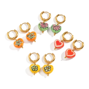 Boucles d'oreilles créoles cœur en émail avec de superbes motifs floraux peints